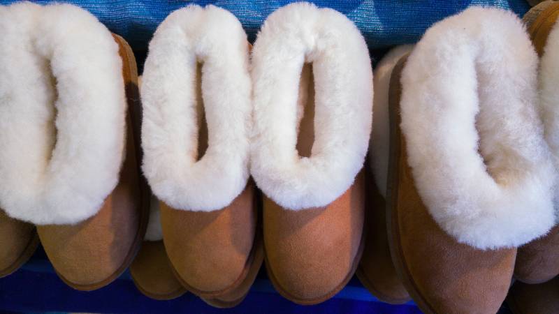 Idée cadeau originale : offrez des chaussons en peau de mouton de Maison Thuret à Lyon